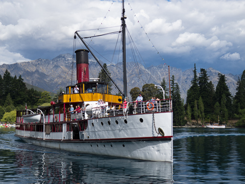 The TSS Earnslaw coming into port.