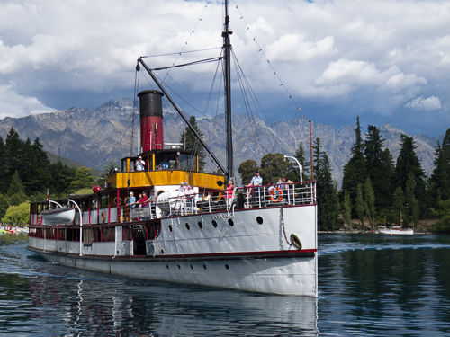 The TSS Earnslaw coming into port.