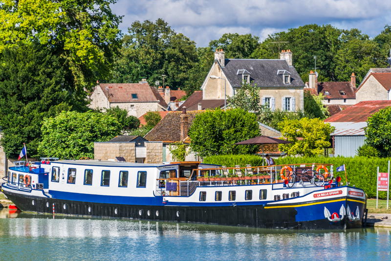 Cruise along the Burgundy canal in France